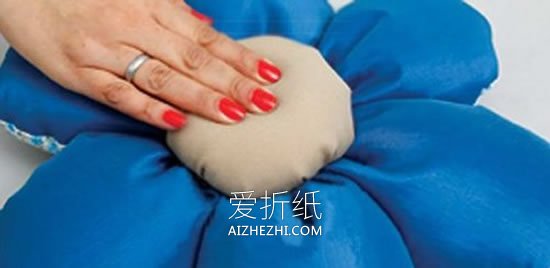 怎么做布艺花朵靠枕的制作方法图解- www.aizhezhi.com