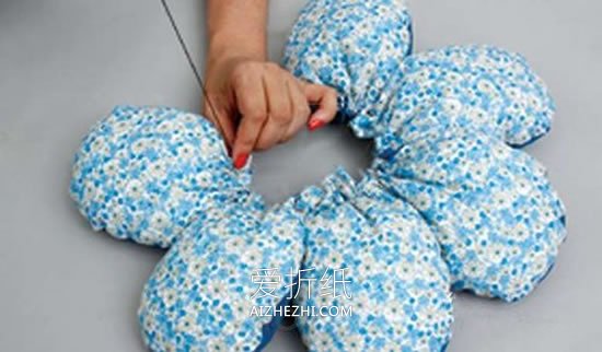 怎么做布艺花朵靠枕的制作方法图解- www.aizhezhi.com
