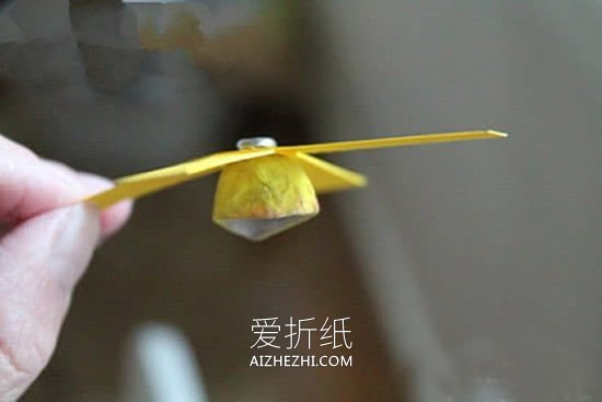 怎么做鸡蛋托直升飞机的简易手工制作教程- www.aizhezhi.com