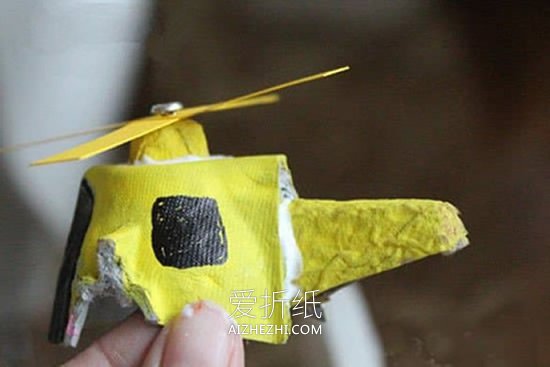 怎么做鸡蛋托直升飞机的简易手工制作教程- www.aizhezhi.com