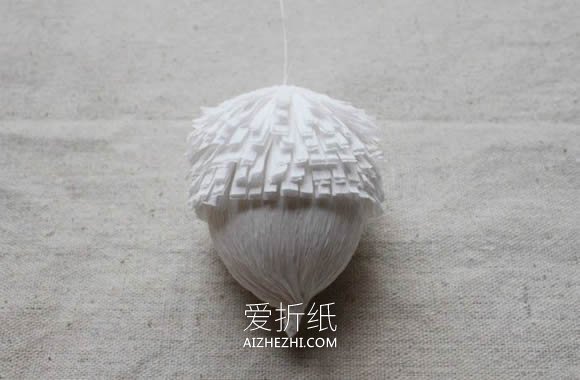 怎么用皱纹纸和蛋壳做橡子、松果挂饰的方法- www.aizhezhi.com