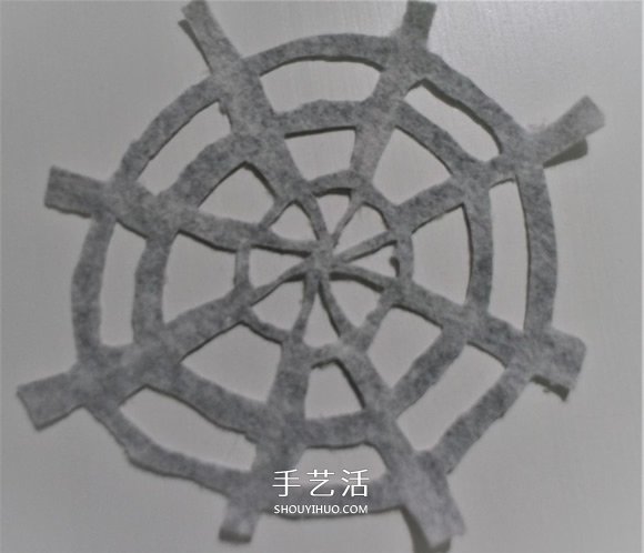 DIY万圣节装饰！蜘蛛网上发光的蜘蛛玩具制作- www.aizhezhi.com