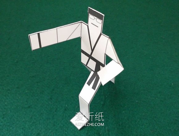 怎么折纸空手道纸片小人的折法简单又好玩- www.aizhezhi.com