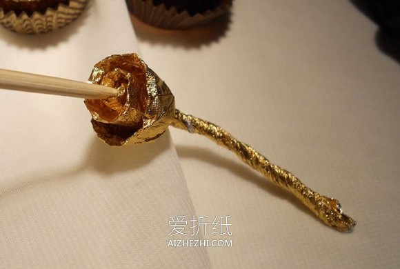 怎么做情人节锡箔纸玫瑰花的手工制作方法- www.aizhezhi.com