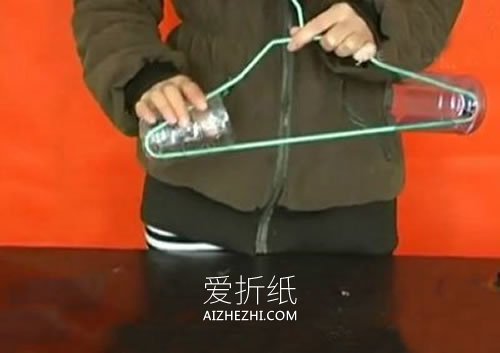 怎么用塑料瓶做无痕衣架的制作方法教程- www.aizhezhi.com