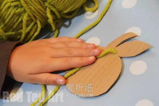 怎么用硬纸板绕线做苹果挂饰的手工制作教程- www.aizhezhi.com