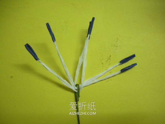 怎么做皱纹纸龙胆花的手工制作方法图解- www.aizhezhi.com