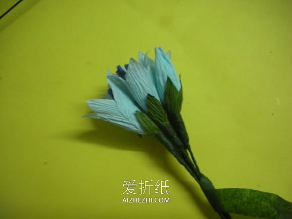 怎么做皱纹纸龙胆花的手工制作方法图解- www.aizhezhi.com