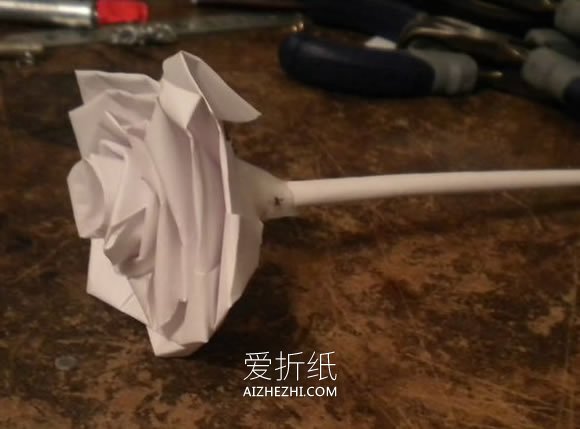 怎么卷纸制作带花杆玫瑰花的折叠方法图解- www.aizhezhi.com