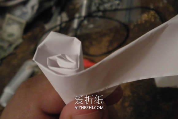 怎么卷纸制作带花杆玫瑰花的折叠方法图解- www.aizhezhi.com