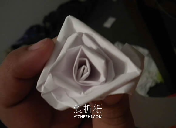 怎么卷纸制作带花杆玫瑰花的折叠方法图解- www.aizhezhi.com