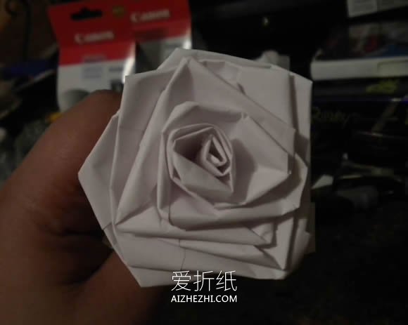 怎么卷纸制作带花杆玫瑰花的折叠方法图解- www.aizhezhi.com