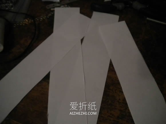 怎么卷纸制作带花杆玫瑰花的折叠方法图解- www.aizhezhi.com