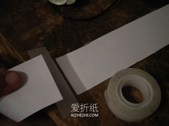 怎么卷纸制作带花杆玫瑰花的折叠方法图解- www.aizhezhi.com