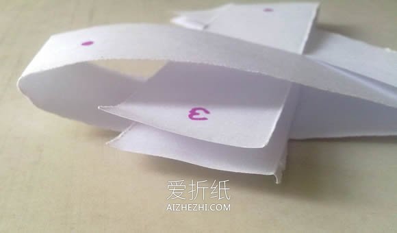 怎么用三张纸条折纸三叶小风车的折法图解- www.aizhezhi.com