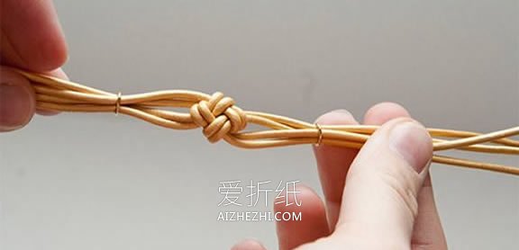 怎么编文艺范皮绳手链的编法图解简单又好看- www.aizhezhi.com
