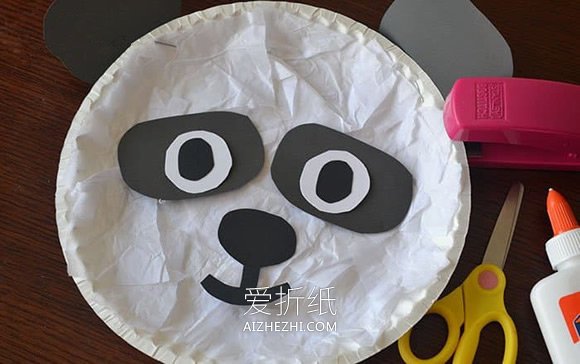 怎么用生日蛋糕纸盘做大熊猫的手工制作方法- www.aizhezhi.com