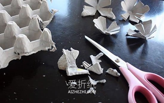 怎么做鸡蛋托圣诞花环的制作方法教程- www.aizhezhi.com