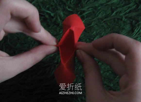 怎么折纸圣诞星礼物挂饰的折法详细步骤图解- www.aizhezhi.com