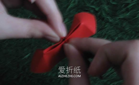 怎么折纸圣诞星礼物挂饰的折法详细步骤图解- www.aizhezhi.com