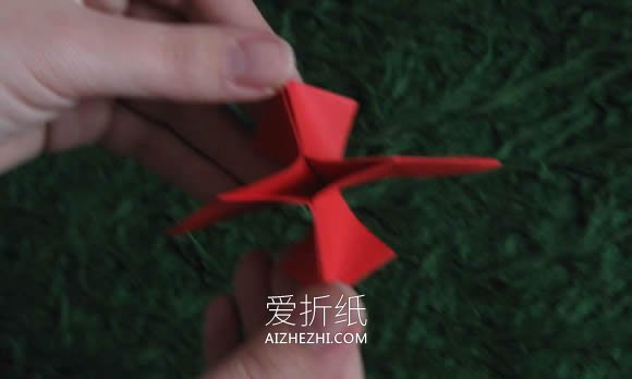 怎么折纸圣诞星礼物挂饰的折法详细步骤图解- www.aizhezhi.com