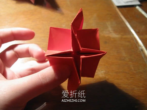 怎么折纸圣诞星礼物挂饰的折法详细步骤图解- www.aizhezhi.com