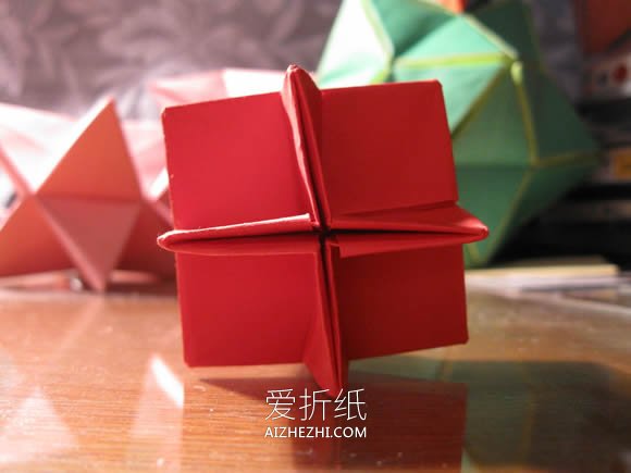 怎么折纸圣诞星礼物挂饰的折法详细步骤图解- www.aizhezhi.com