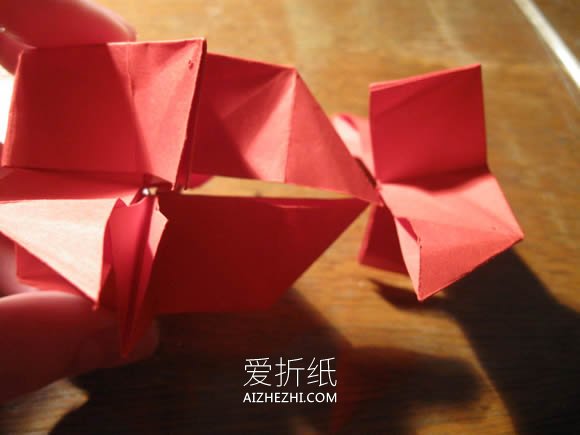 怎么折纸圣诞星礼物挂饰的折法详细步骤图解- www.aizhezhi.com