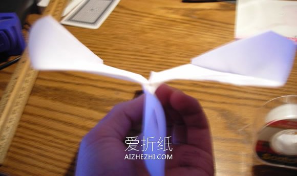 怎么折纸带稳定翼纸飞机的折法步骤图解- www.aizhezhi.com