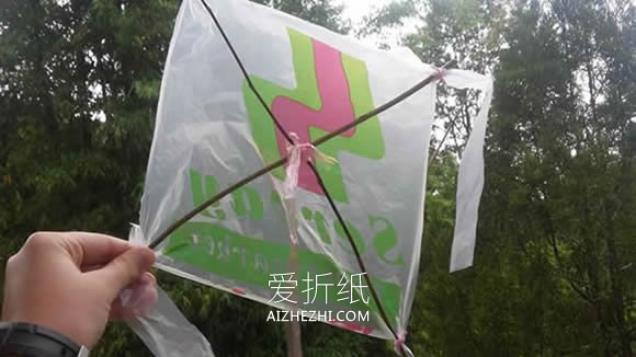 怎么简单做塑料袋风筝的手工制作方法教程- www.aizhezhi.com