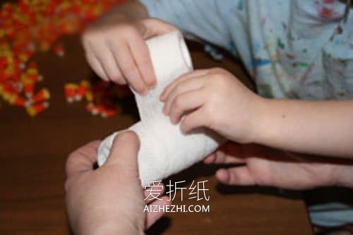 幼儿园怎么做卷纸芯木乃伊的手工制作教程- www.aizhezhi.com