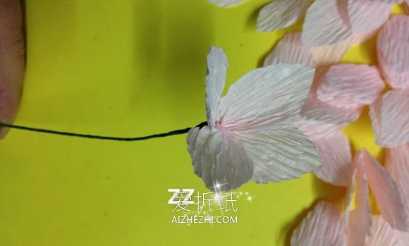 怎么做粉色皱纹纸绣球花的手工制作教程- www.aizhezhi.com