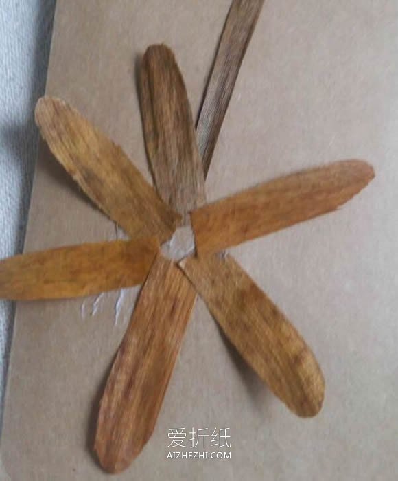 怎么用落叶做花朵的简单手工制作教程- www.aizhezhi.com