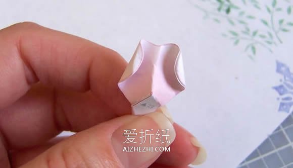 怎么做纸玫瑰花胸花的制作方法图解教程- www.aizhezhi.com