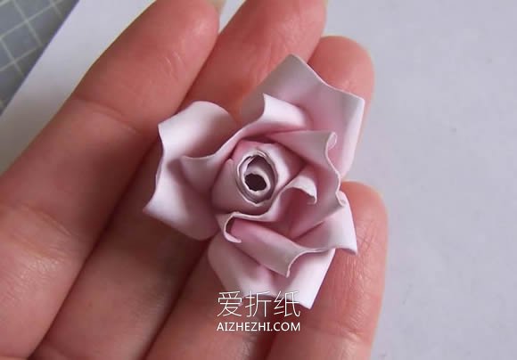 怎么做纸玫瑰花胸花的制作方法图解教程- www.aizhezhi.com