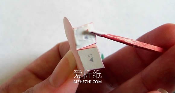 怎么做纸玫瑰花胸花的制作方法图解教程- www.aizhezhi.com