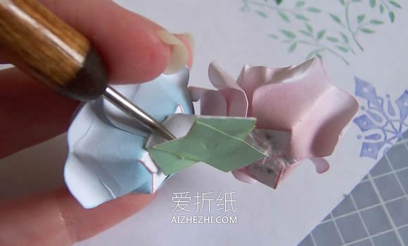 怎么做纸玫瑰花胸花的制作方法图解教程- www.aizhezhi.com