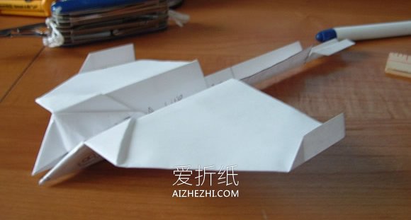 怎么折纸很酷滑翔机的折法过程图解- www.aizhezhi.com