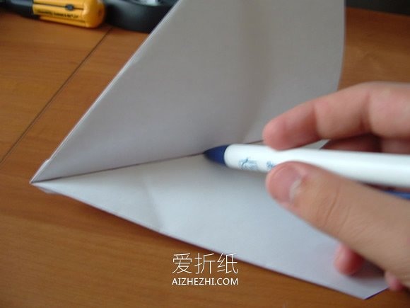 怎么折纸很酷滑翔机的折法过程图解- www.aizhezhi.com