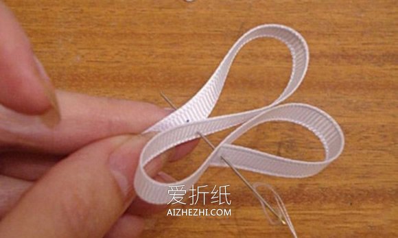 怎么做缎带蝴蝶饰品的手工制作方法教程- www.aizhezhi.com