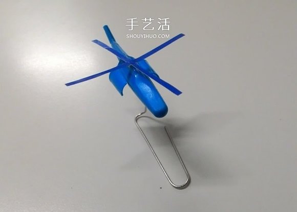 圆珠笔帽手工制作直升飞机模型的方法- www.aizhezhi.com