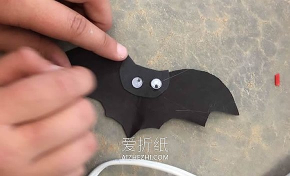 怎么做万圣节卡纸蝙蝠装饰的手工制作步骤- www.aizhezhi.com