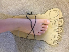 怎么用硬纸板做万圣节巨大怪物鞋的制作方法