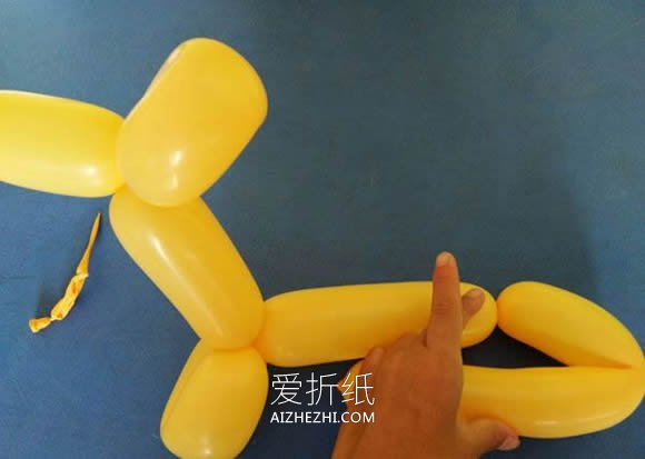 用气球做狗狗的教程- www.aizhezhi.com