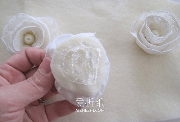 怎么用蕾丝花边做布花项链的制作方法- www.aizhezhi.com