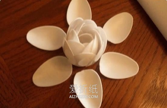 怎么用一次性餐勺做荷花的制作方法图解- www.aizhezhi.com