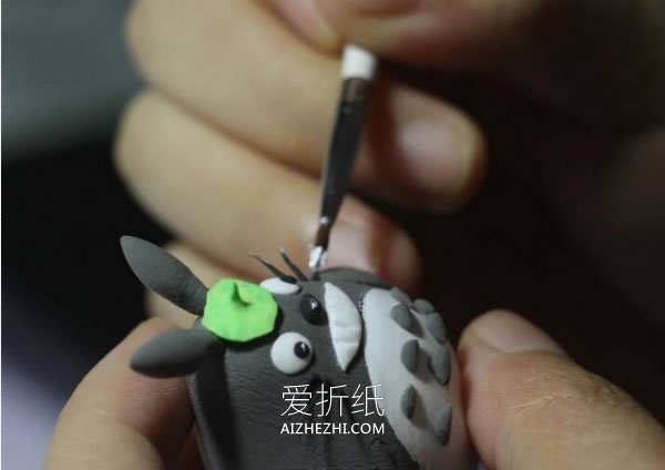 怎么用粘土做龙猫的手工制作步骤图- www.aizhezhi.com