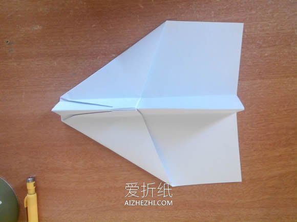 最经典纸飞机怎么折的图解教程- www.aizhezhi.com