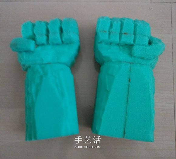 海绵手工制作绿巨人手套的方法- www.aizhezhi.com