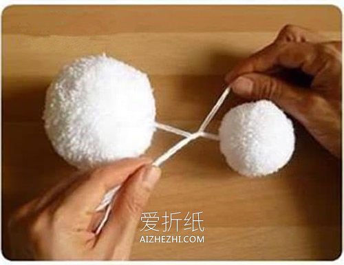 毛线球手工制作圣诞雪人的方法- www.aizhezhi.com